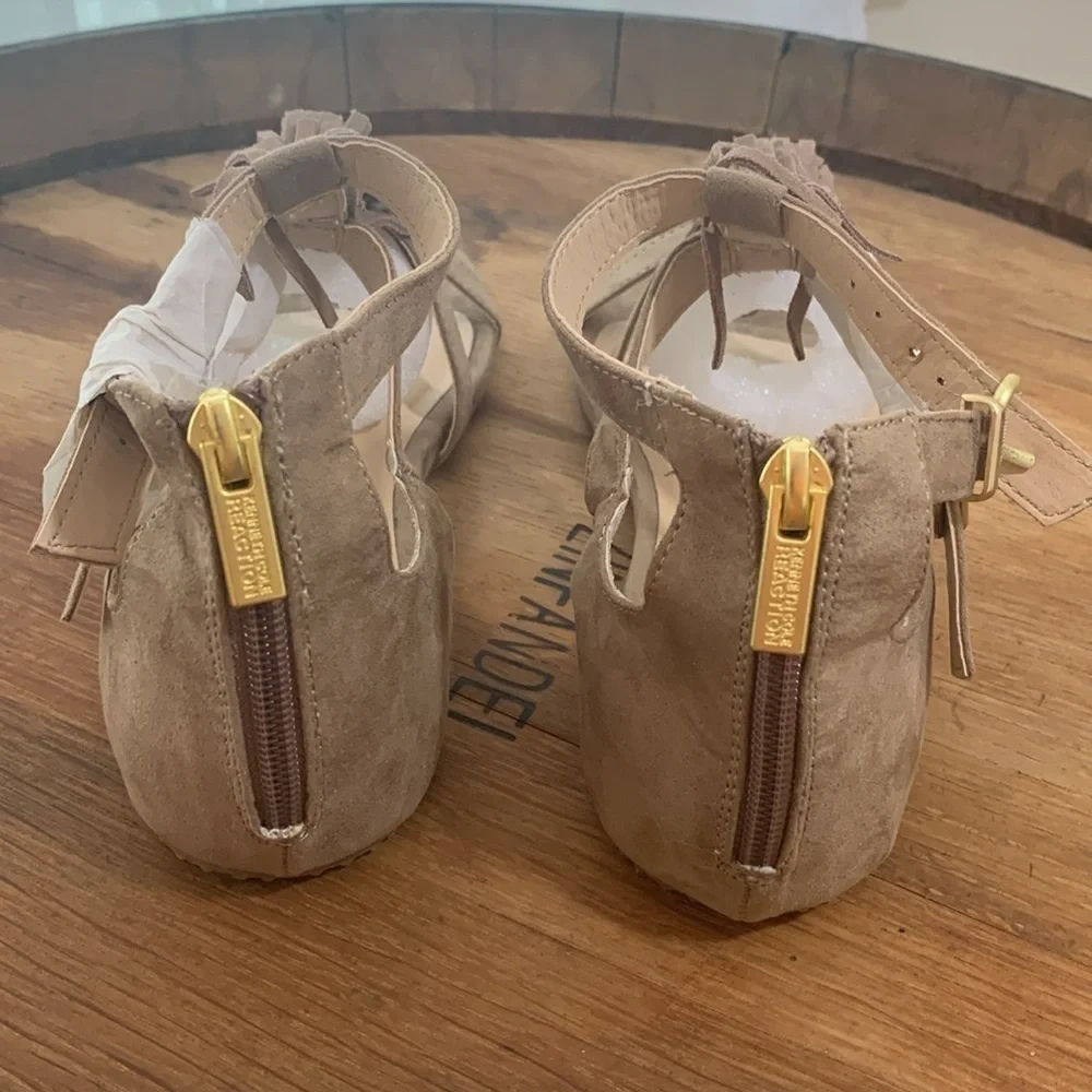 Kenneth Cole Reaction | NWOB Audra Struck Sand Fringe T-Strap Sandal 6